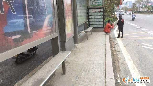 新闻红黑榜 | 宁德市区人民广场公交站脏乱差-2.jpg