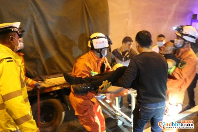 宁德：两车凌晨追尾 消防成功救出2人-5.jpg