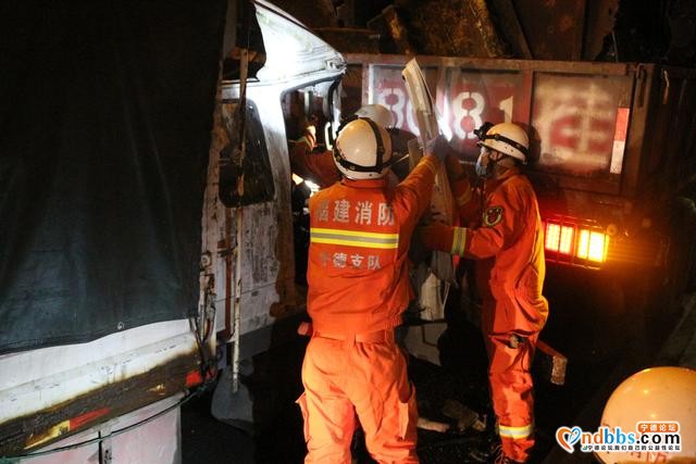 宁德：两车凌晨追尾 消防成功救出2人-3.jpg