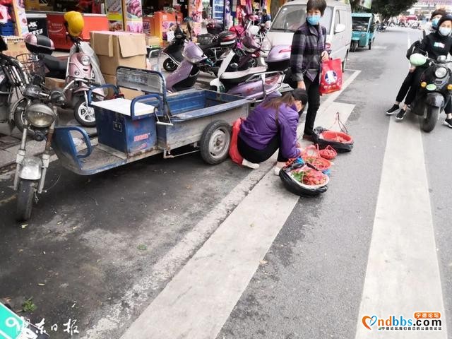 新闻黑榜丨宁德东湖路附近商贩占用机动车道经营-2.jpg