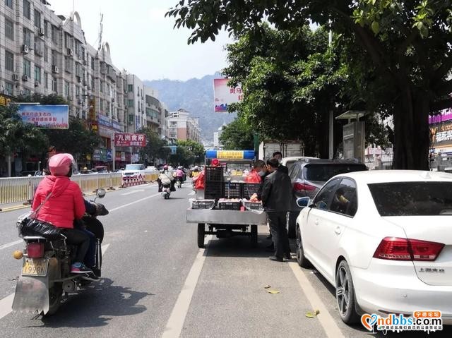 新闻黑榜丨宁德东湖路附近商贩占用机动车道经营-3.jpg