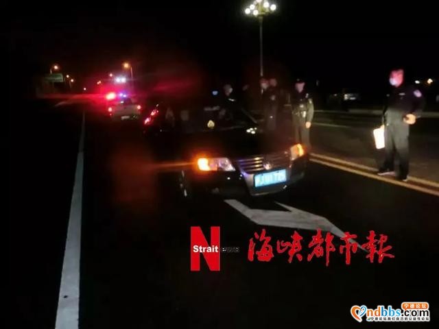闹市区路口！宁德一男子酣睡！-2.jpg