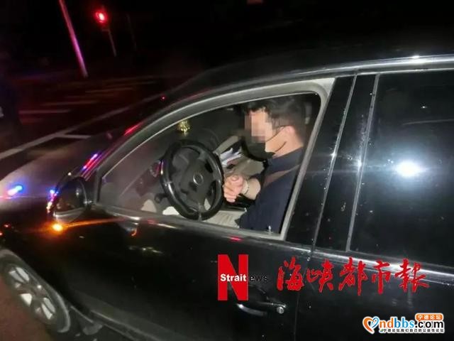 闹市区路口！宁德一男子酣睡！-1.jpg