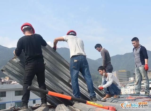 宁川北路一违章搭盖楼层被拆除-2.jpg