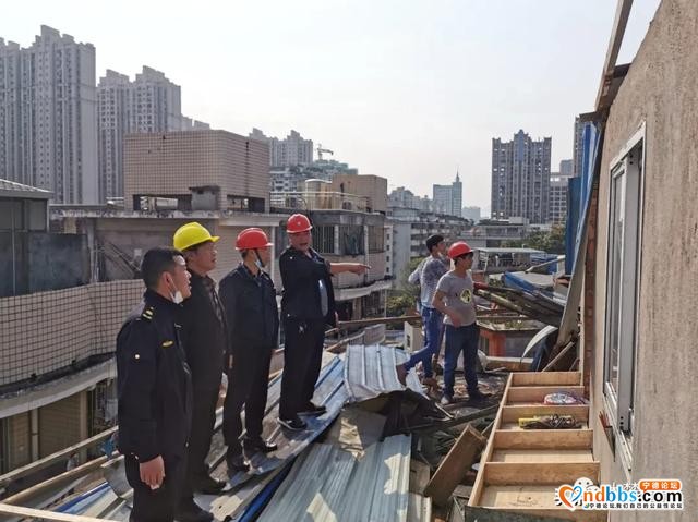 宁川北路一违章搭盖楼层被拆除-1.jpg