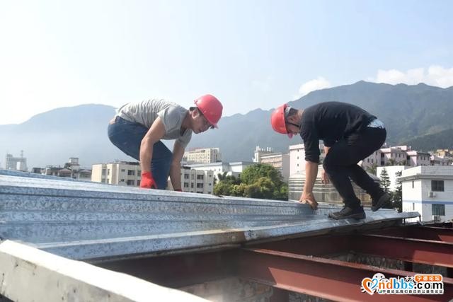 宁川北路一违章搭盖楼层被拆除-5.jpg