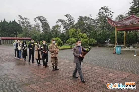 “致敬2020”！清明节，他们用代祭扫缅怀先烈-2.jpg
