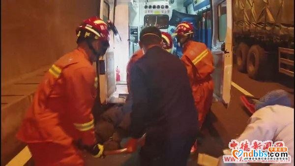 宁德：高速隧道内半挂车相撞 消防紧急破拆施救-2.jpg