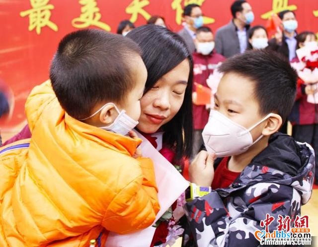 福建宁德首批援鄂医疗分队凯旋：和家人好好吃一餐团圆饭-3.jpg