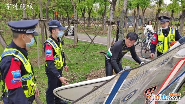 男子驾帆船游宁德东湖 巡防队员劝阻上岸-5.jpg