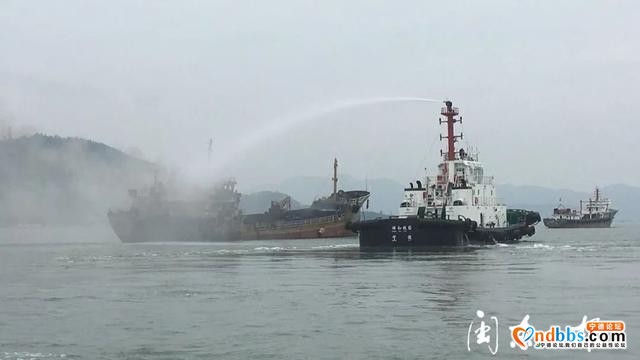 宁德东冲口水域一油船发生火灾 3名落水船员成功获救-6.jpg