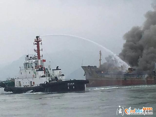 宁德东冲口水域一油船发生火灾 3名落水船员成功获救-5.jpg