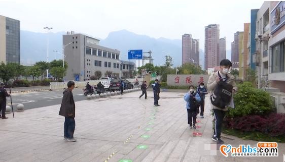 等了55天，终于开学了！记者带你听听高三师生的心里话-2.jpg