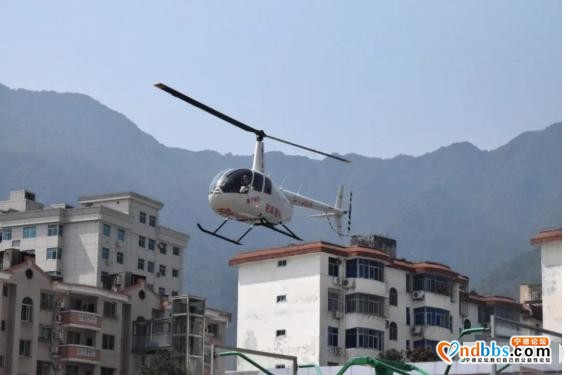 一架直升机在蕉城中学降落-1.jpg