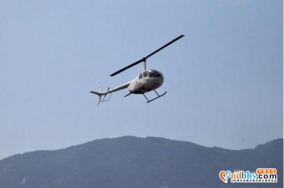 一架直升机在蕉城中学降落-2.jpg