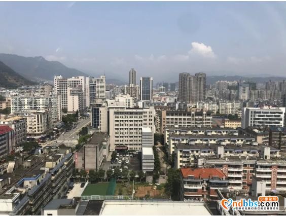 一架直升机在蕉城中学降落-12.jpg