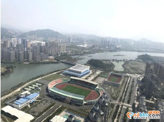 一架直升机在蕉城中学降落-10.jpg