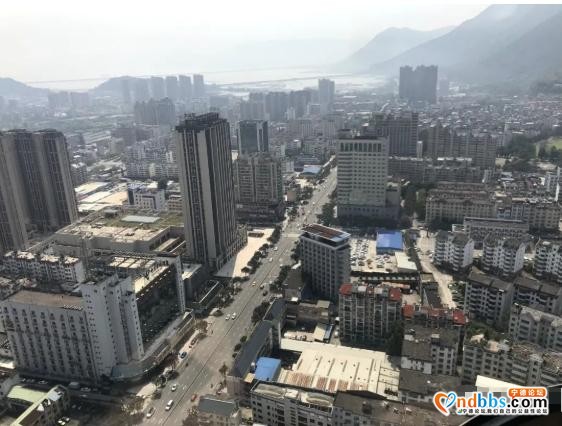 一架直升机在蕉城中学降落-11.jpg