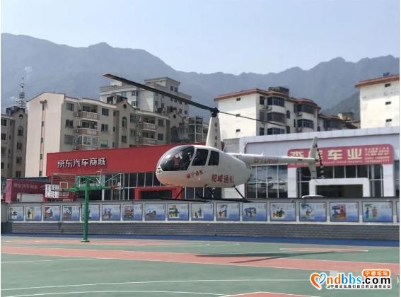 一架直升机在蕉城中学降落-8.jpg