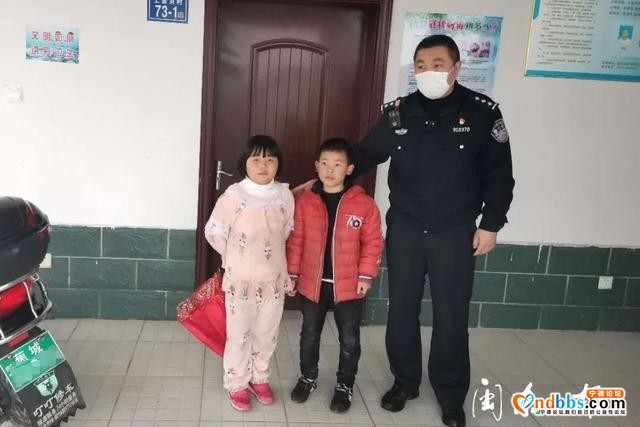 蕉城金涵：两幼童被困公厕民警及时救助-2.jpg