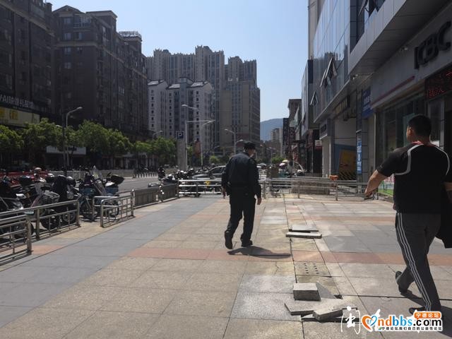 黑榜｜蕉城多路段存在车辆违停、路面破损、占道经营等不文明现象-7.jpg