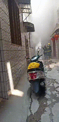 蕉城桂岭大道中五巷一民房发生火灾，现场浓烟滚滚......-1.jpg