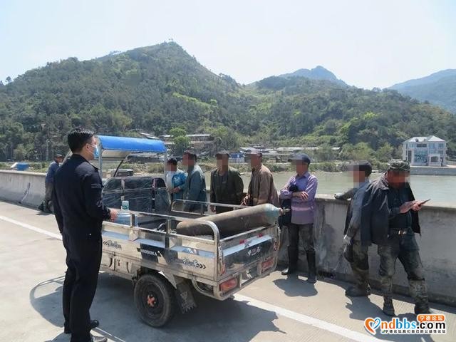 危险！宁德核载1人的电动三轮车竟塞下9个人-2.jpg