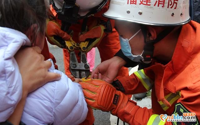 福建宁德：5岁女童手指被塑料玩具“咬”致肿胀 消防巧妙施救-1.jpg