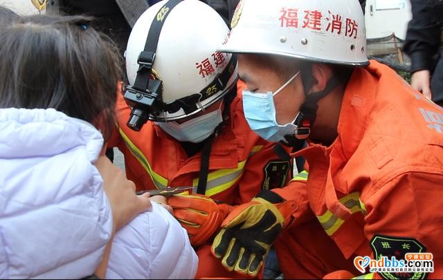 福建宁德：5岁女童手指被塑料玩具“咬”致肿胀 消防巧妙施救-2.jpg