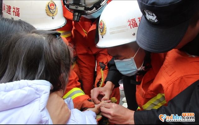 福建宁德：5岁女童手指被塑料玩具“咬”致肿胀 消防巧妙施救-3.jpg