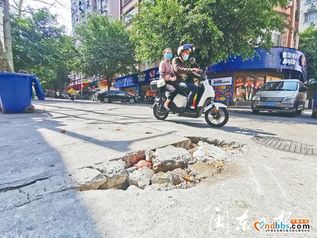 黑榜｜宁德市区建新路市畲族歌舞团路口路面破损严重-2.jpg