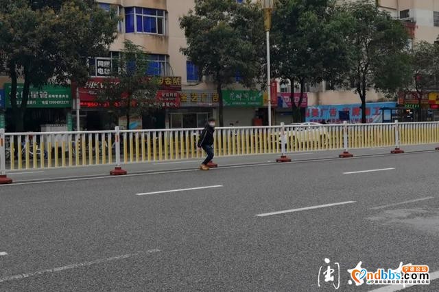 危险！宁德市区南漈路口又见行人翻越道路分隔栏-2.jpg