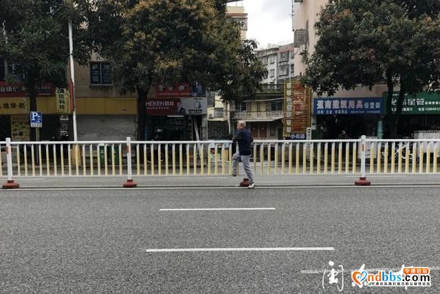 危险！宁德市区南漈路口又见行人翻越道路分隔栏-3.jpg