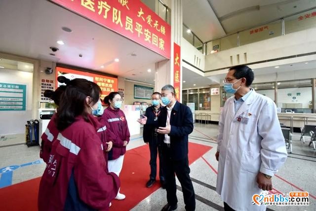 “你们是蕉城人民的骄傲！”何必良看望慰问宁德人民医院援鄂最美“逆行者”-2.jpg