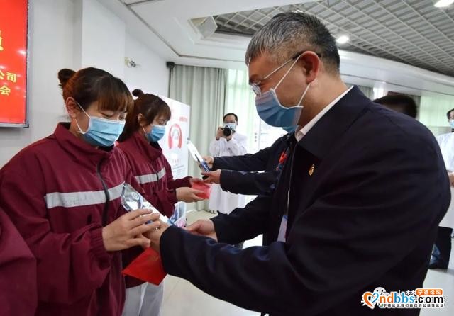 “你们是蕉城人民的骄傲！”何必良看望慰问宁德人民医院援鄂最美“逆行者”-4.jpg