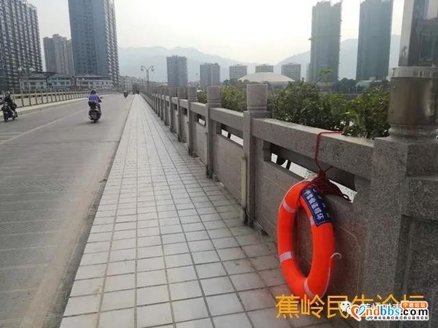 赞！蕉城河堤边已经配置了救生圈和救援绳-2.jpg