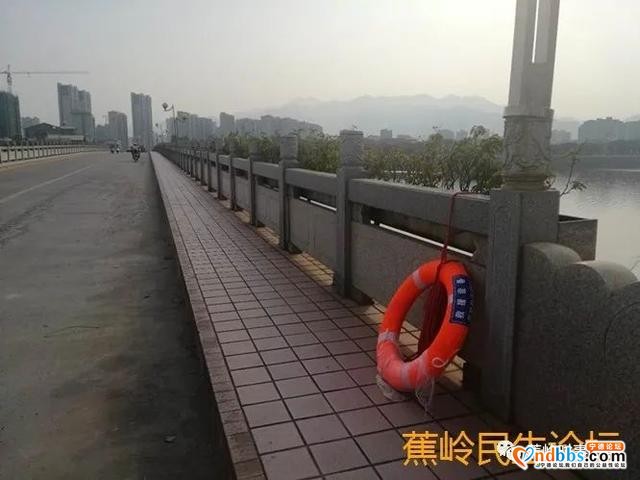 赞！蕉城河堤边已经配置了救生圈和救援绳-8.jpg
