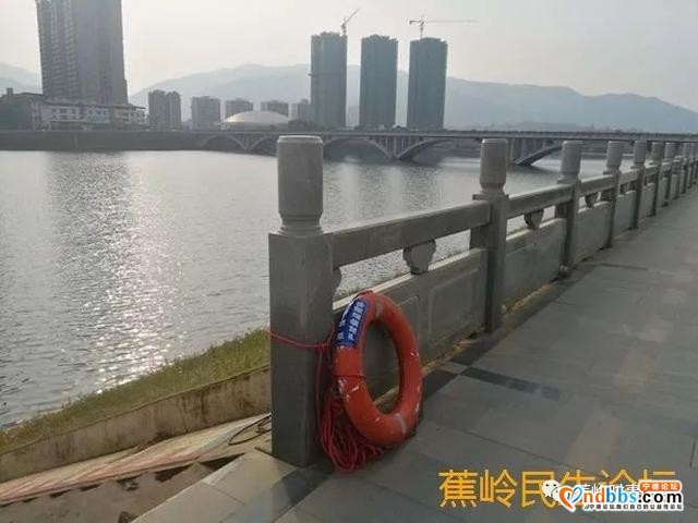 赞！蕉城河堤边已经配置了救生圈和救援绳-10.jpg