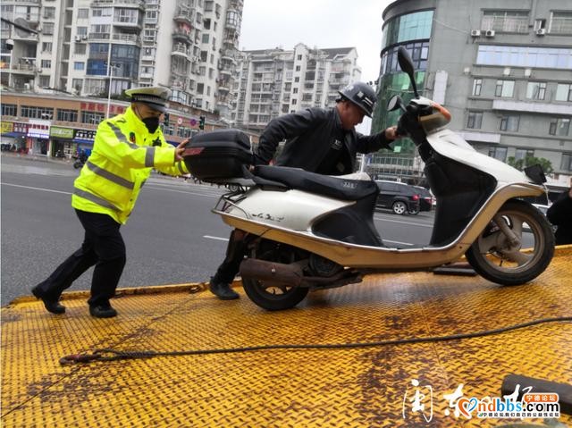 交警部门在中心城区整治超标电动车-5.jpg