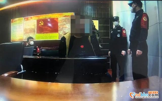 逃犯现身银行，警察蜀黍“一通电话”逮个正着-1.jpg
