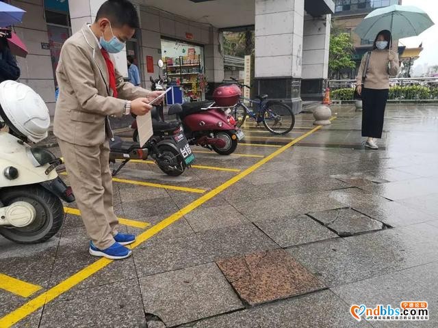 宁德新闻红黑榜?丨危险！路灯破损摇摇欲坠，过往行人心慌慌……还有拖车高速口横着开-4.jpg
