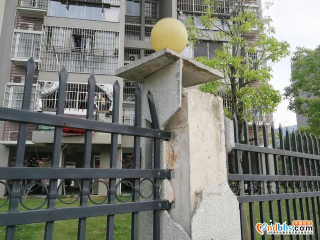 宁德新闻红黑榜?丨危险！路灯破损摇摇欲坠，过往行人心慌慌……还有拖车高速口横着开-8.jpg
