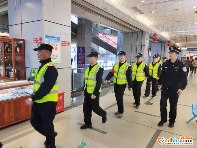 宁德新闻红黑榜?丨危险！路灯破损摇摇欲坠，过往行人心慌慌……还有拖车高速口横着开-6.jpg
