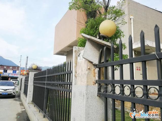 宁德新闻红黑榜?丨危险！路灯破损摇摇欲坠，过往行人心慌慌……还有拖车高速口横着开-9.jpg