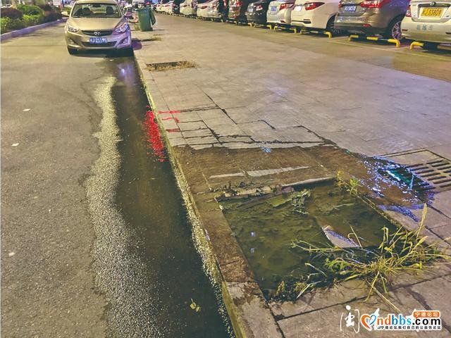 新闻红黑榜｜宁德市区富春路人行道污水横流-2.jpg