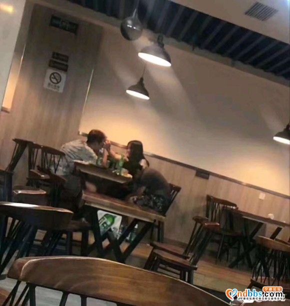 我该不该告诉这位兄弟，当你喝醉的时候，你女朋友被你朋友泡了。-2.jpg