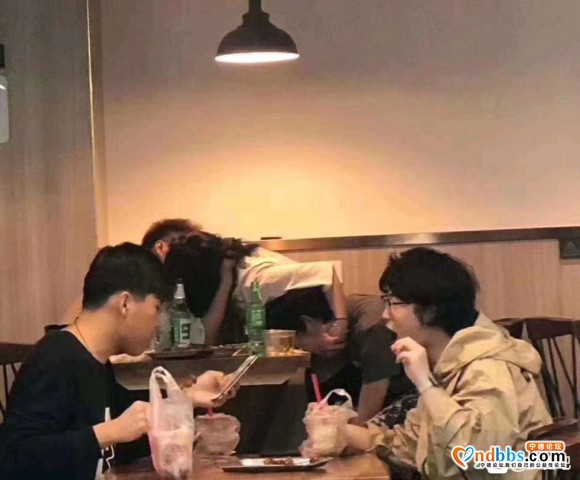 我该不该告诉这位兄弟，当你喝醉的时候，你女朋友被你朋友泡了。-3.jpg