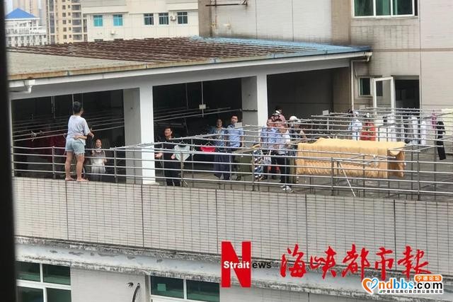 事发宁德，女子抱着儿子欲从9楼-2.jpg