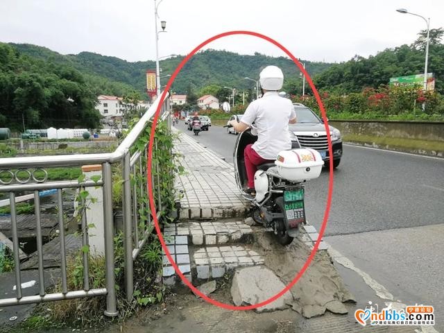 宁德新闻黑榜丨危险！宁德大桥一米多宽人行道上两轮车竟与行人抢道！逆行-2.jpg