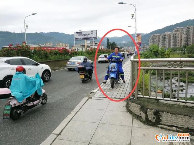 宁德新闻黑榜丨危险！宁德大桥一米多宽人行道上两轮车竟与行人抢道！逆行-3.jpg